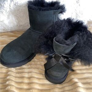 Offers! Ready to ship! UGG 10 Women's Mini Bailey Bow ll Boots